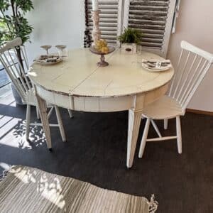Rundt Spisebord i Gustaviansk Stil med Messingfødder