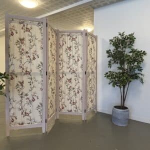 Vintagepaintet 4-fags Rumdeler i Faded Rose – med Blomstret Stof
